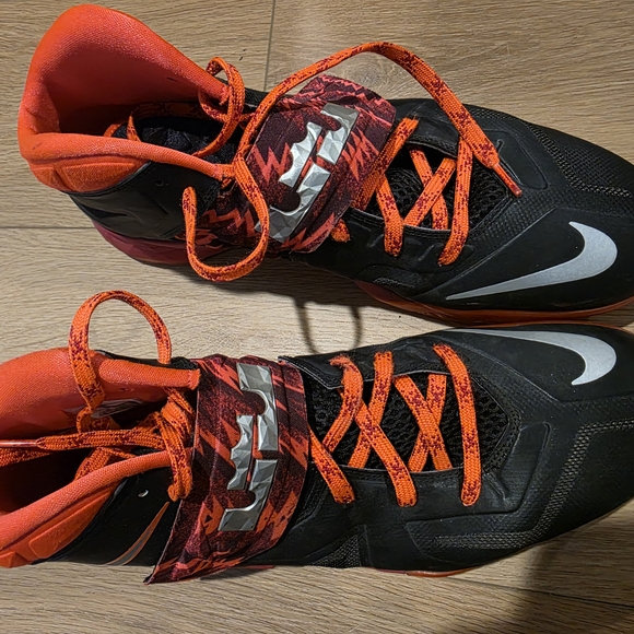 Athletic_Shoes